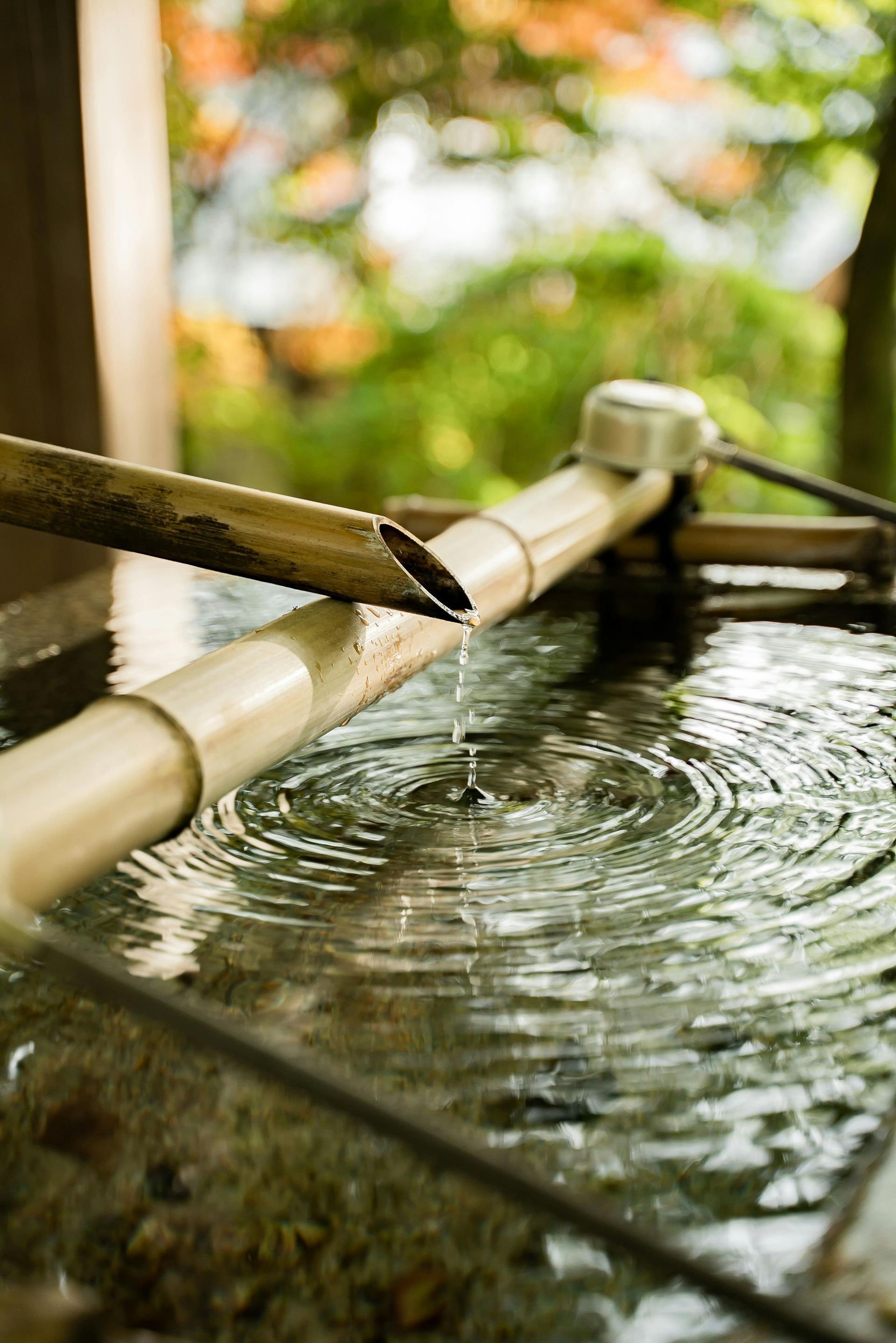 Fontein met continu stromend water, symbool voor energie en patronen die blijven circuleren
