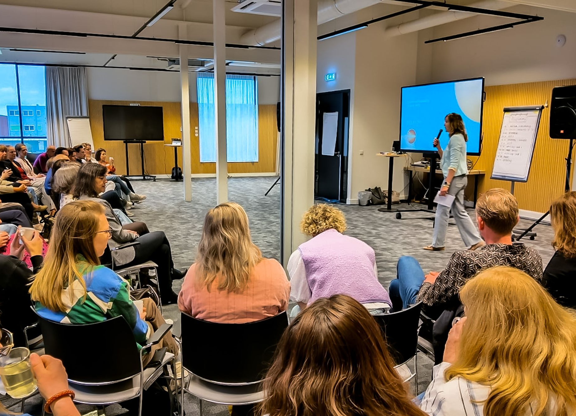 Leider begeleidt groep in het nemen van verantwoordelijkheid in het leiderschap.