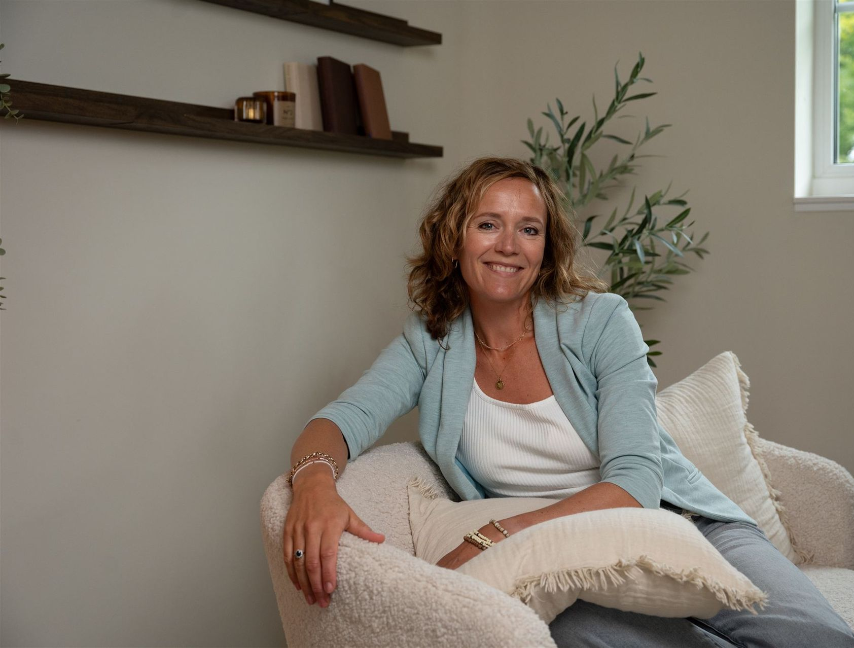 Relaxt zittend op een bank, symbool voor rust en contemplatie