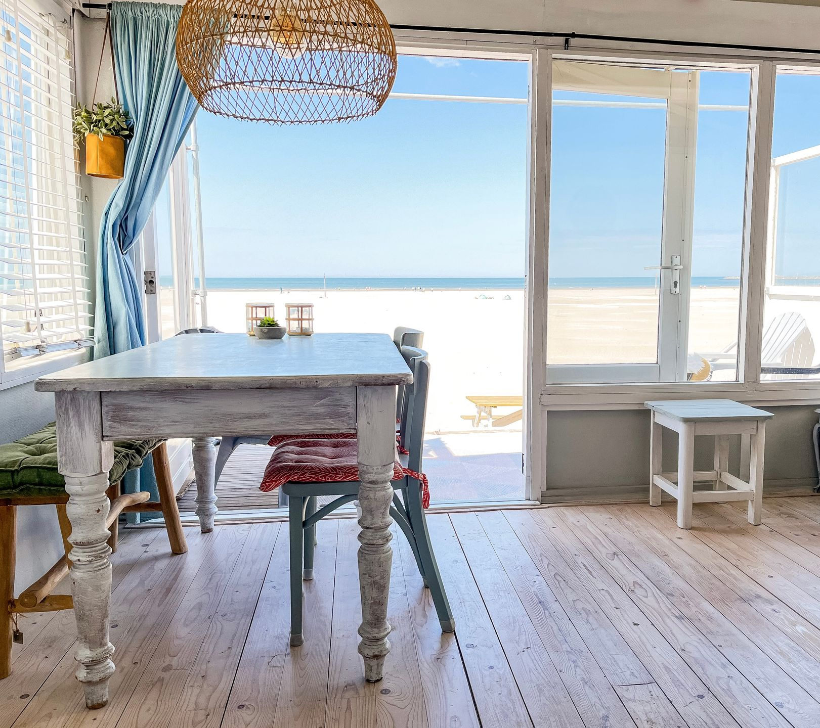 Uitzicht op strand en zee vanuit een strandhuisje, rust en ruimte