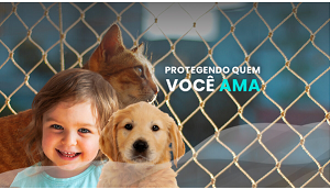 Two pets behind a chain-link fence with a smiling child; text reads “Protegendo quem você ama”