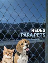 Dois animais de estimação perto de uma cerca de arame com a inscrição “REDES PARA PETS” sobre um fundo de céu azul.
