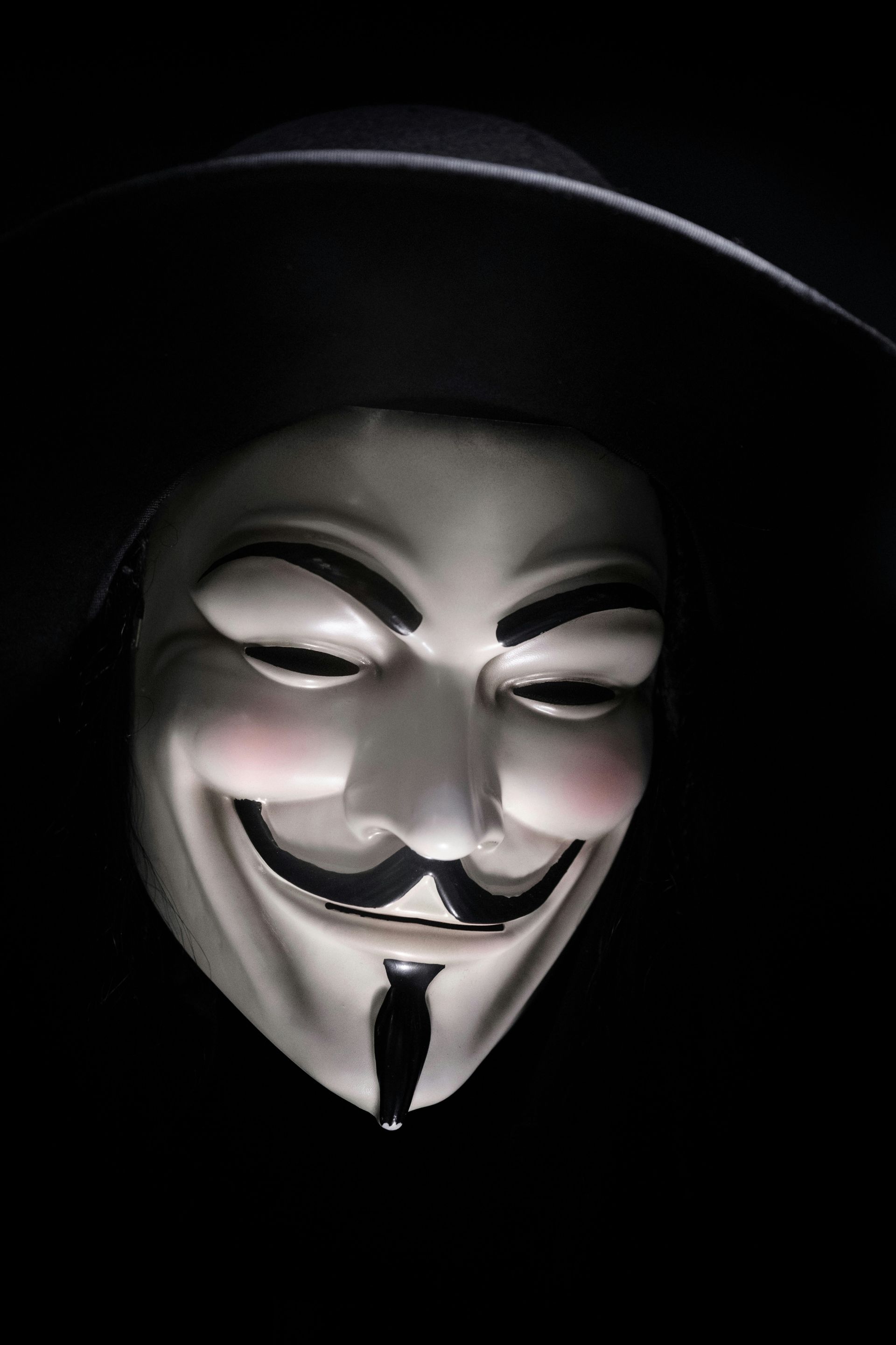 Frau nimmt Maske ab - Authentizität