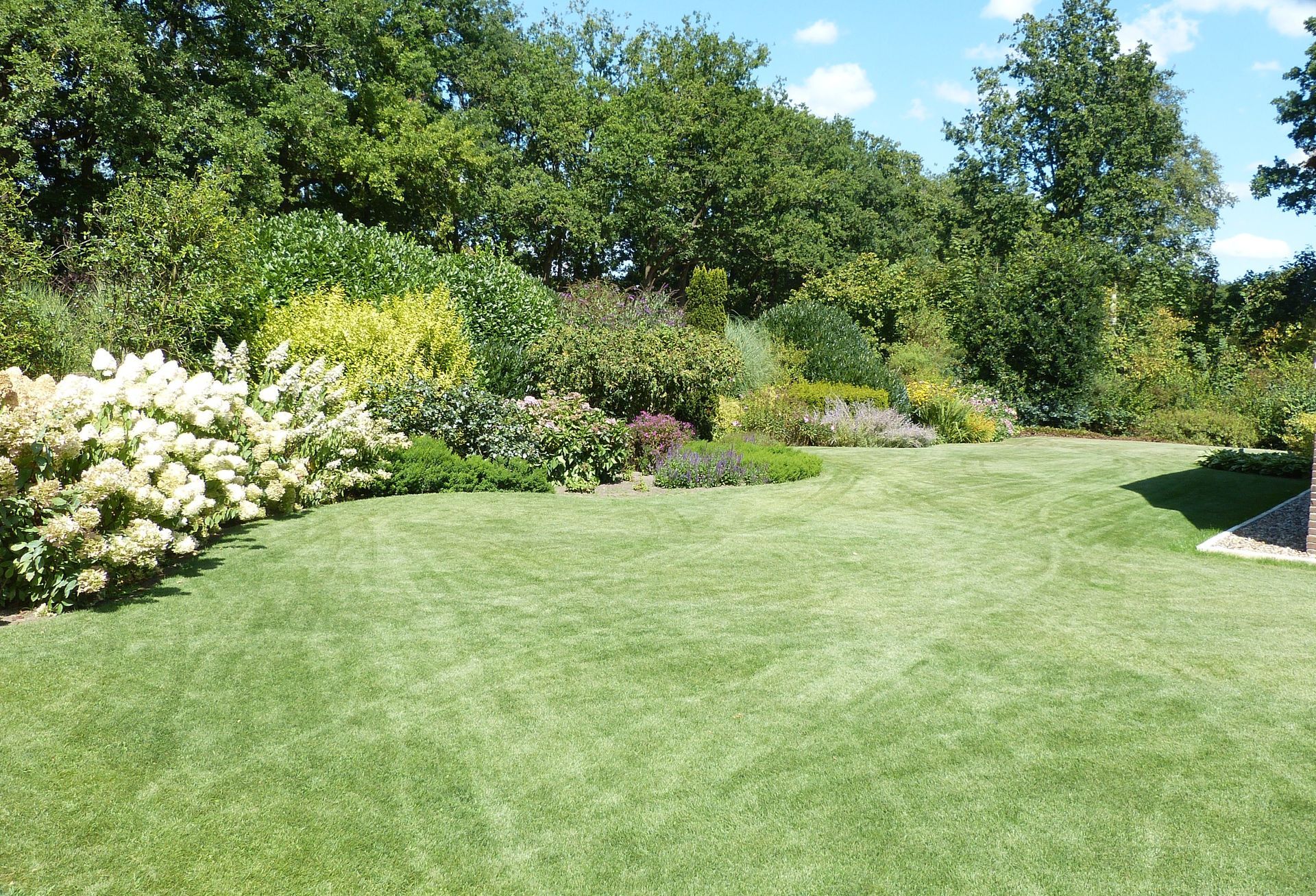 Hier wordt tuinonderhoud uitgevoerd