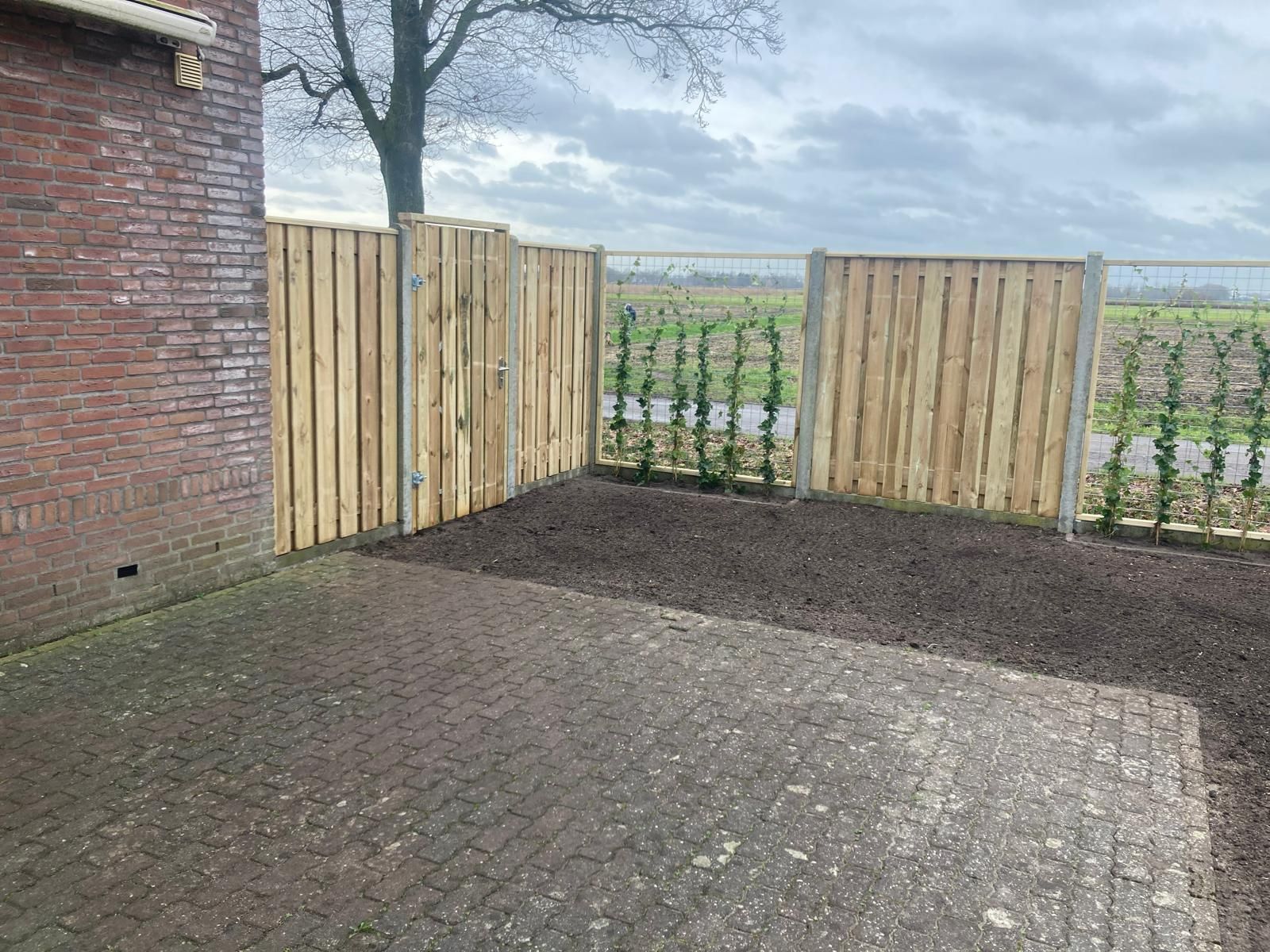 Plaatsen schutting in Westerhaar