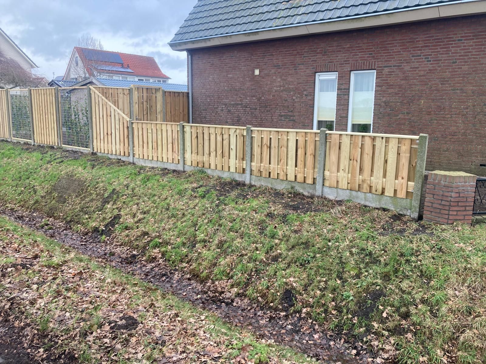 Plaatsen schutting in Westerhaar