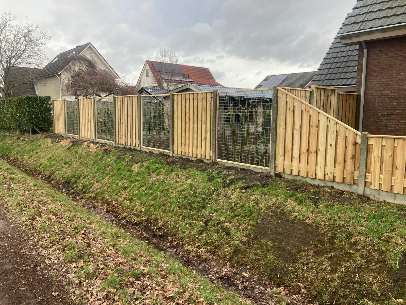Plaatsen schutting in Westerhaar
