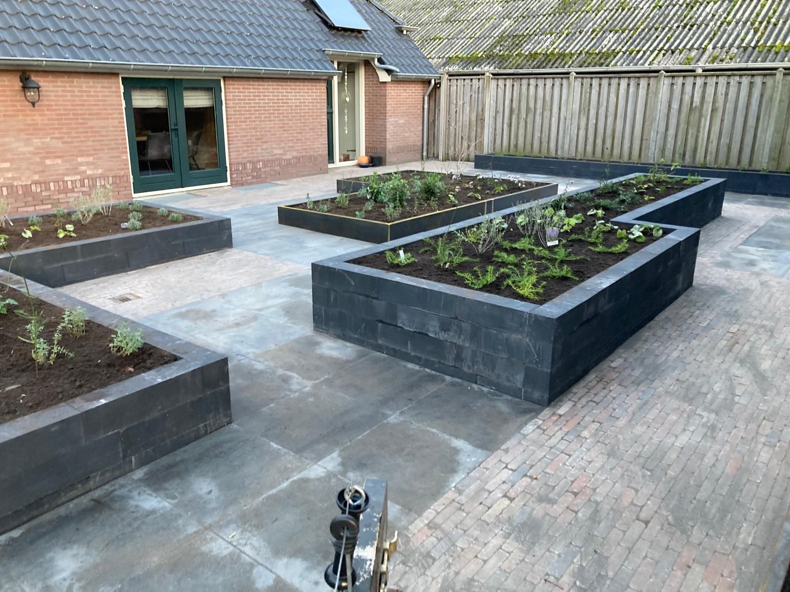 Aanleg tuin Heemserveen met verhoogde bloembakken