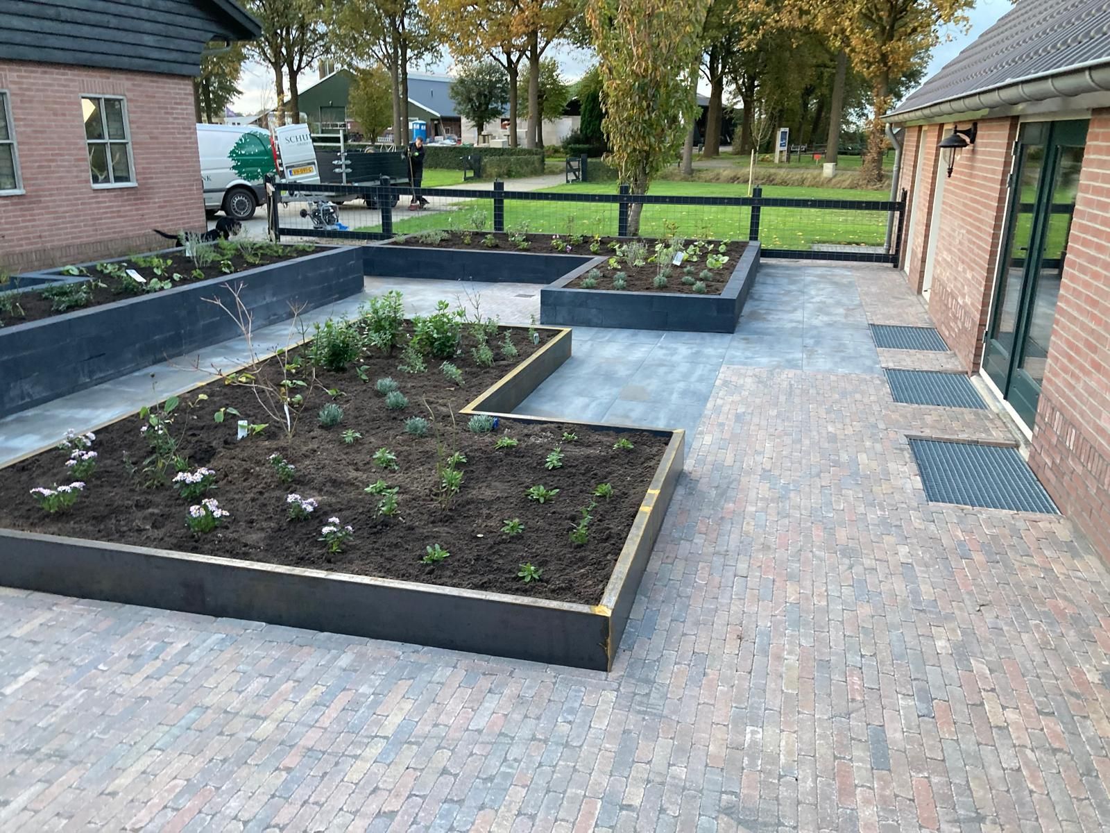 Aanleg tuin met bloembakken in Heemserveen