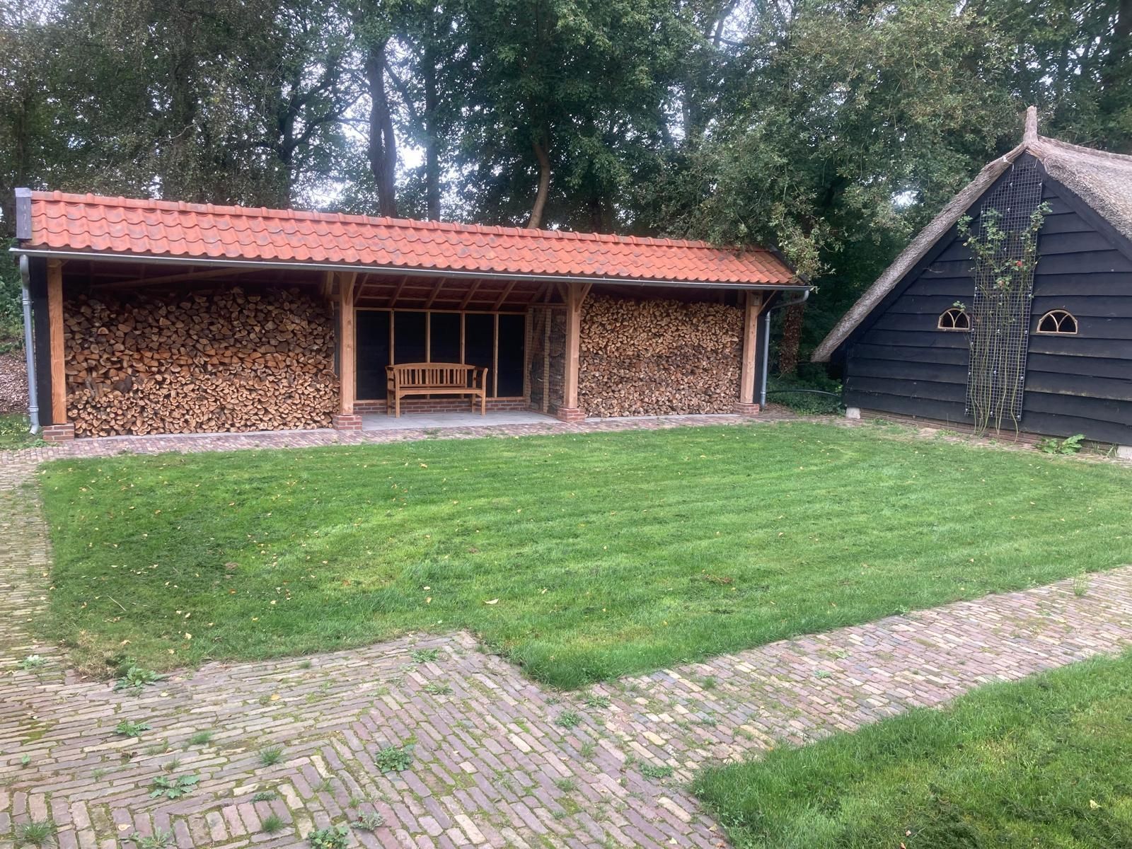 Plaatsen houtstek met dakpannen