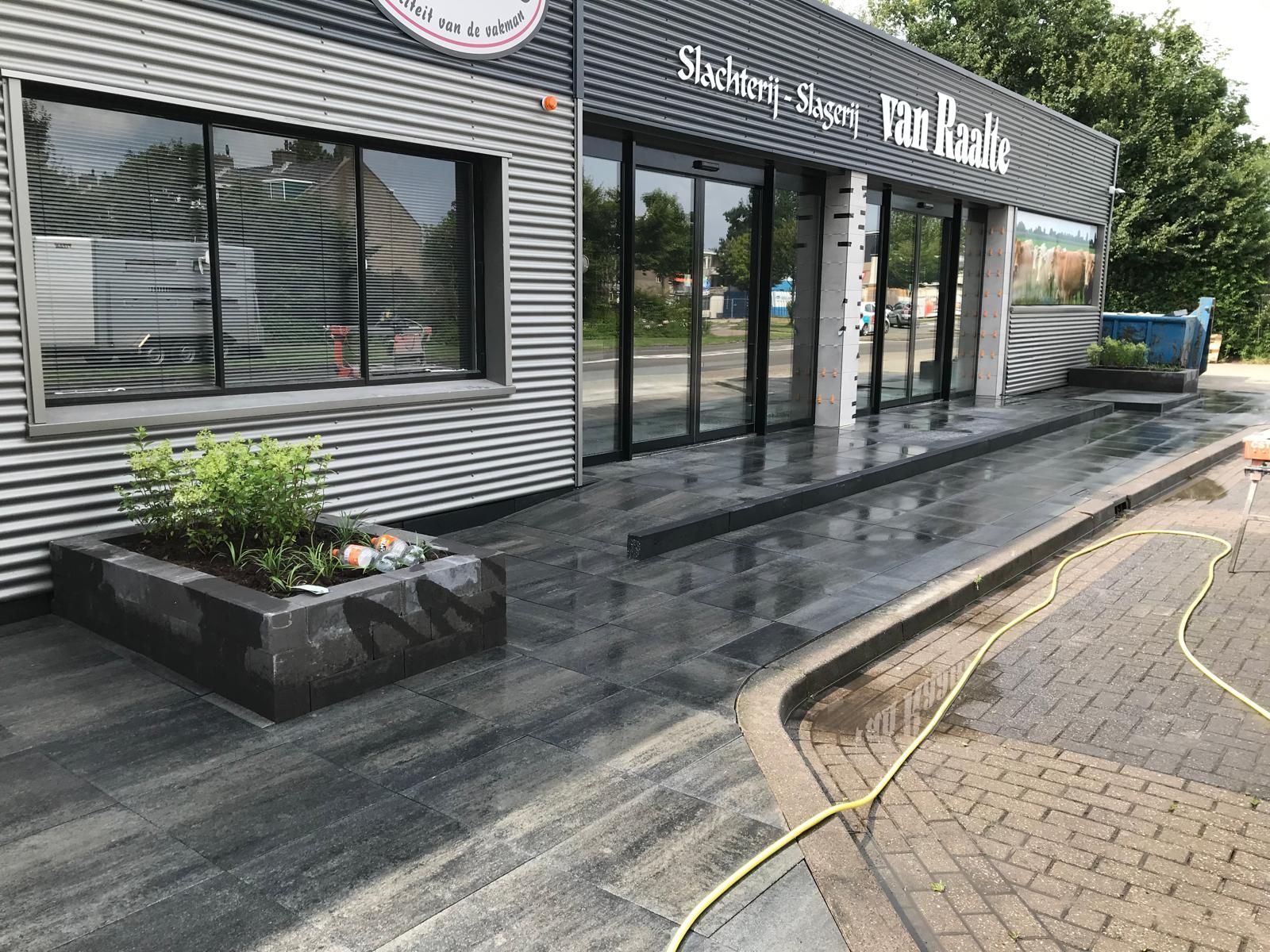 Bestrating bij slagerij Hoogeveen