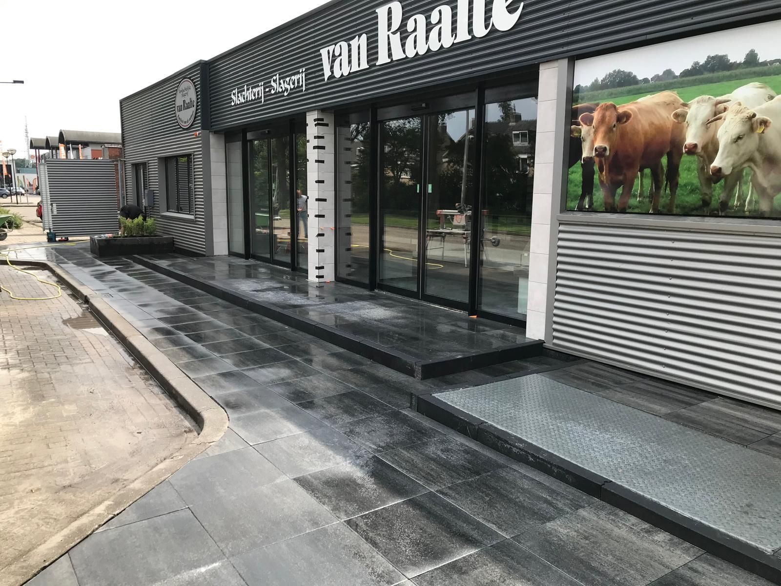Bestrating bij slagerij Hoogeveen