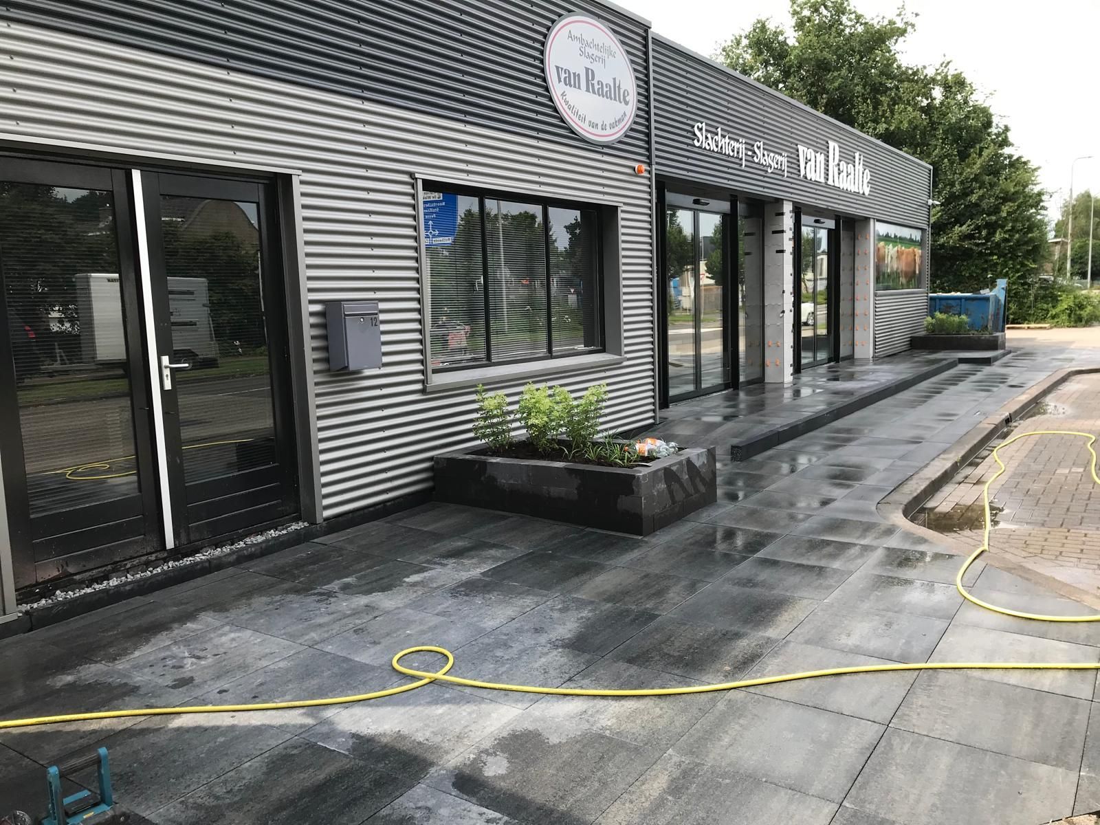 Bestrating bij slagerij Hoogeveen