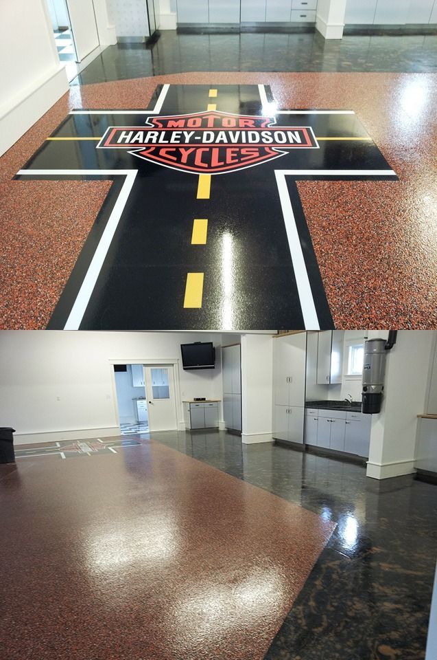 Suelo de garaje con el logotipo de Harley-Davidson y diseño de carretera; acabado epoxi. Vista inferior del mismo suelo.