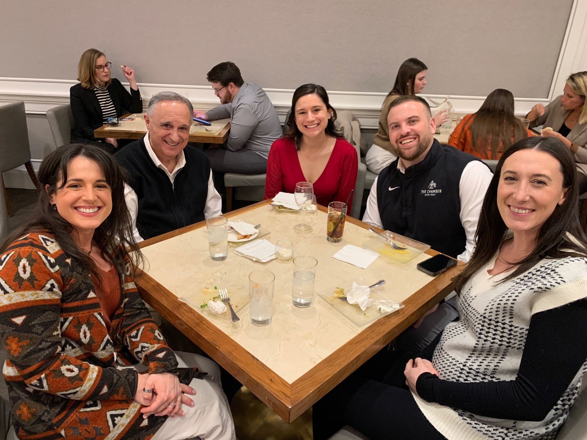 A group of people are sitting at a table in a restaurant.