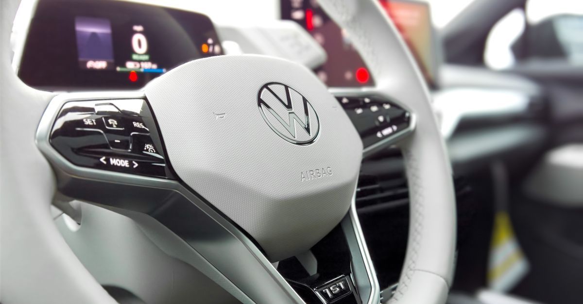 Primer plano del volante de un Volkswagen en el interior de un coche.