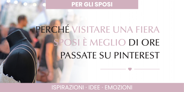 Manichino con abito da sposa esposto durante una fiera wedding, con visitatori sullo sfondo