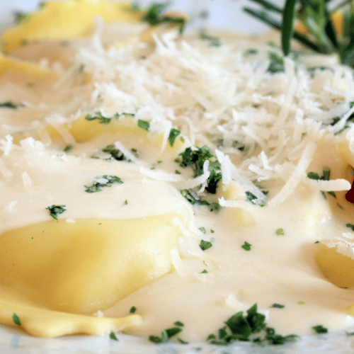 Ravioli Quatro Queijos ao Molho Bechamel Ravioli Quatro Queijos ao Molho Bechamel
