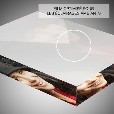 A picture of a woman with the caption film optimise pour les éclairages ambients