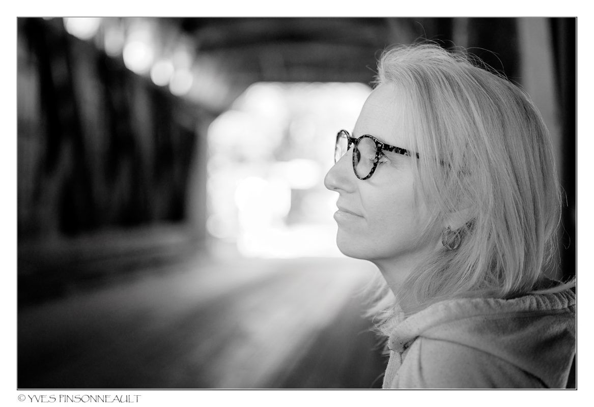 Une photo en noir et blanc d'une femme portant des lunettes.