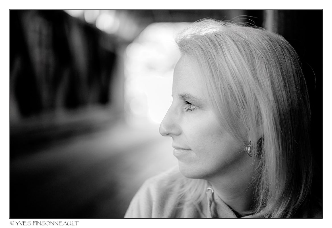 Une photo en noir et blanc d'une femme aux cheveux blonds