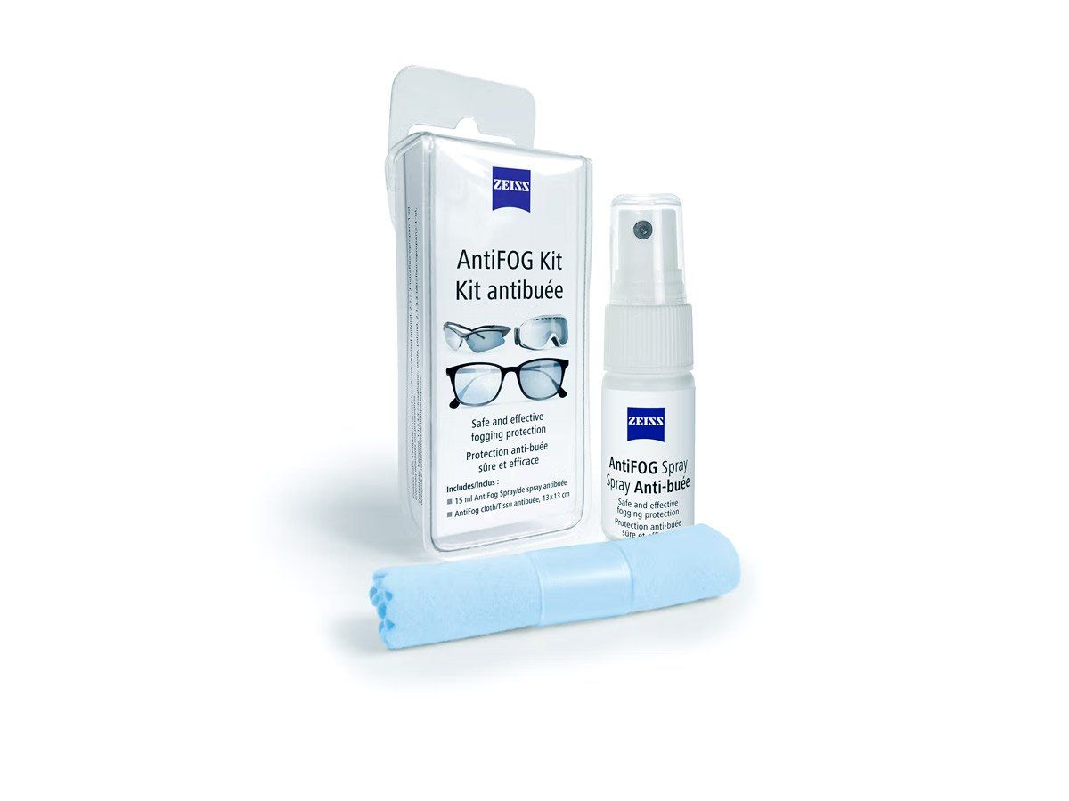 Une paire de lunettes et un flacon pulvérisateur sont posés l'un à côté de l'autre sur une surface blanche.