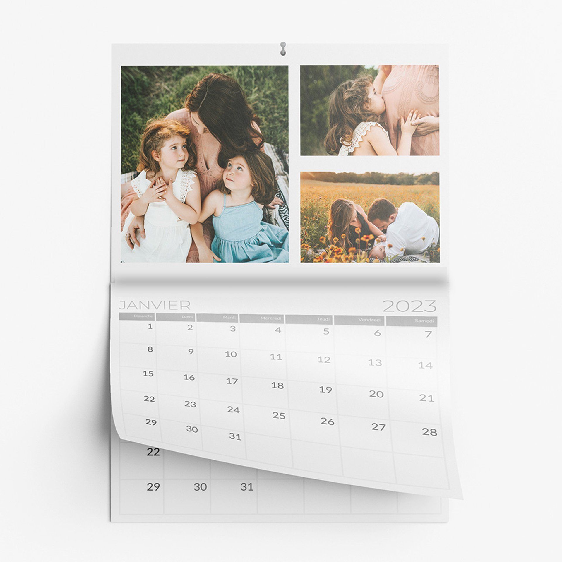 Un calendrier avec quatre photos d'une famille dessus.