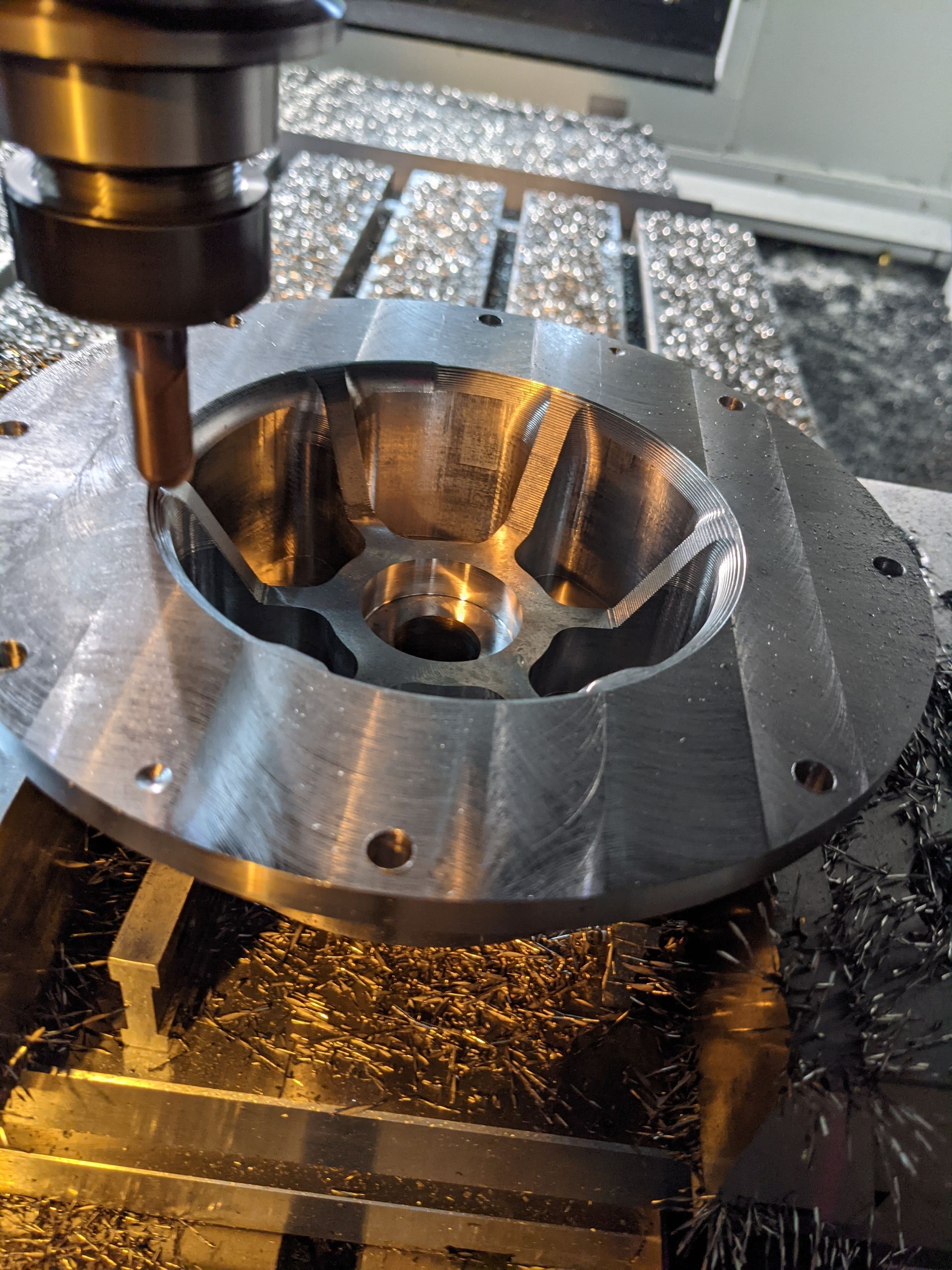 Une machine coupe un morceau de métal sur une table.