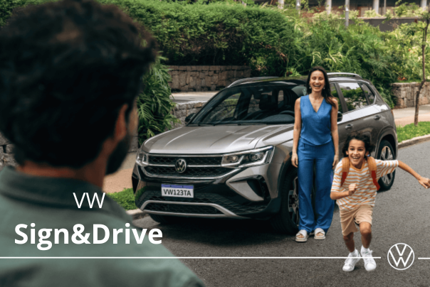 Mulher e criança ao lado de um SUV VW cinza em uma garagem, com a inscrição “VW Sign&Drive” na tela.