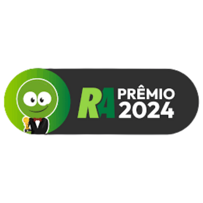 Logotipo verde com personagem de desenho animado segurando troféu; texto R4 Prêmio 2024 em fundo preto.