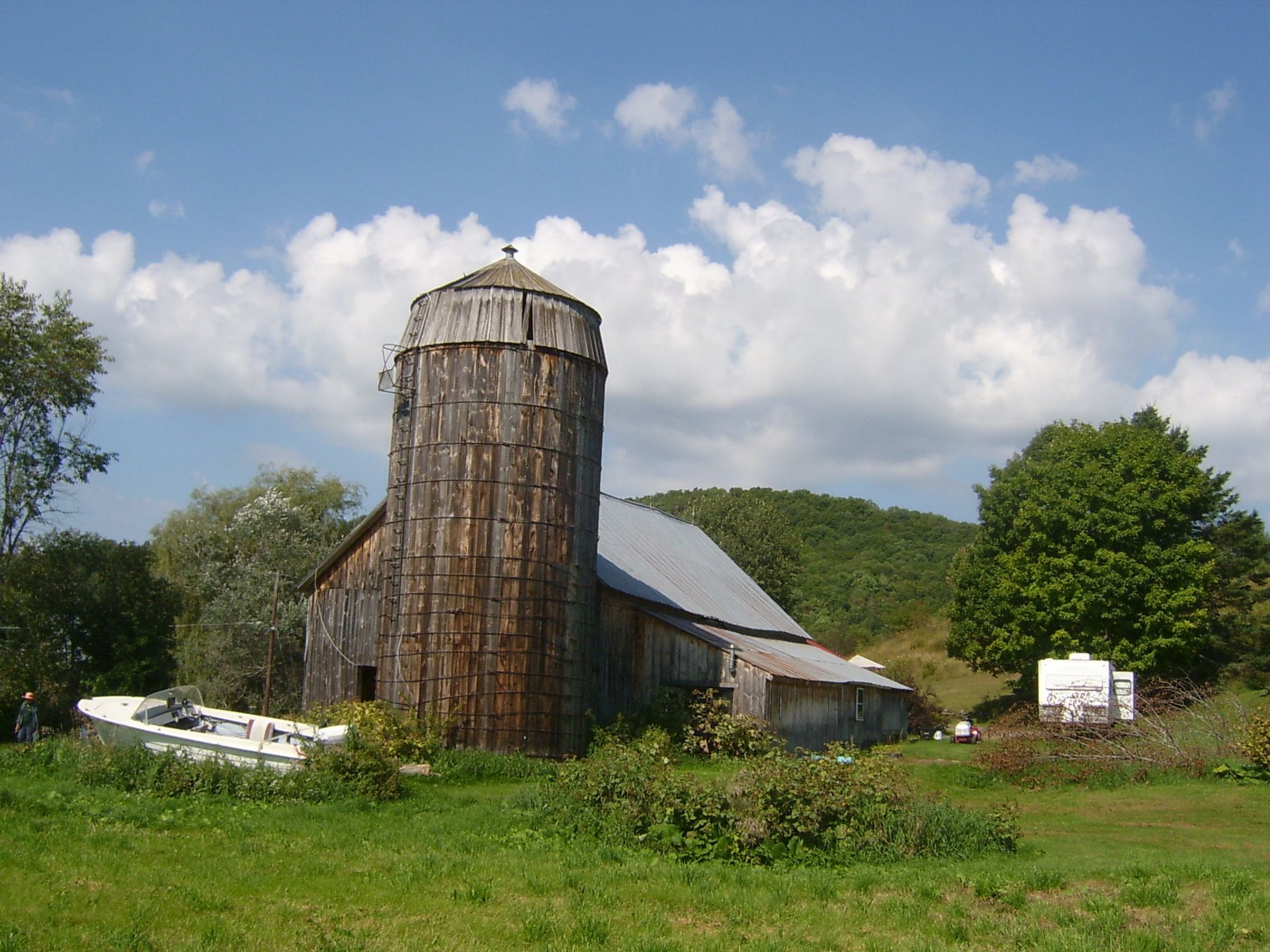 Front view of Keithan Place in summer.