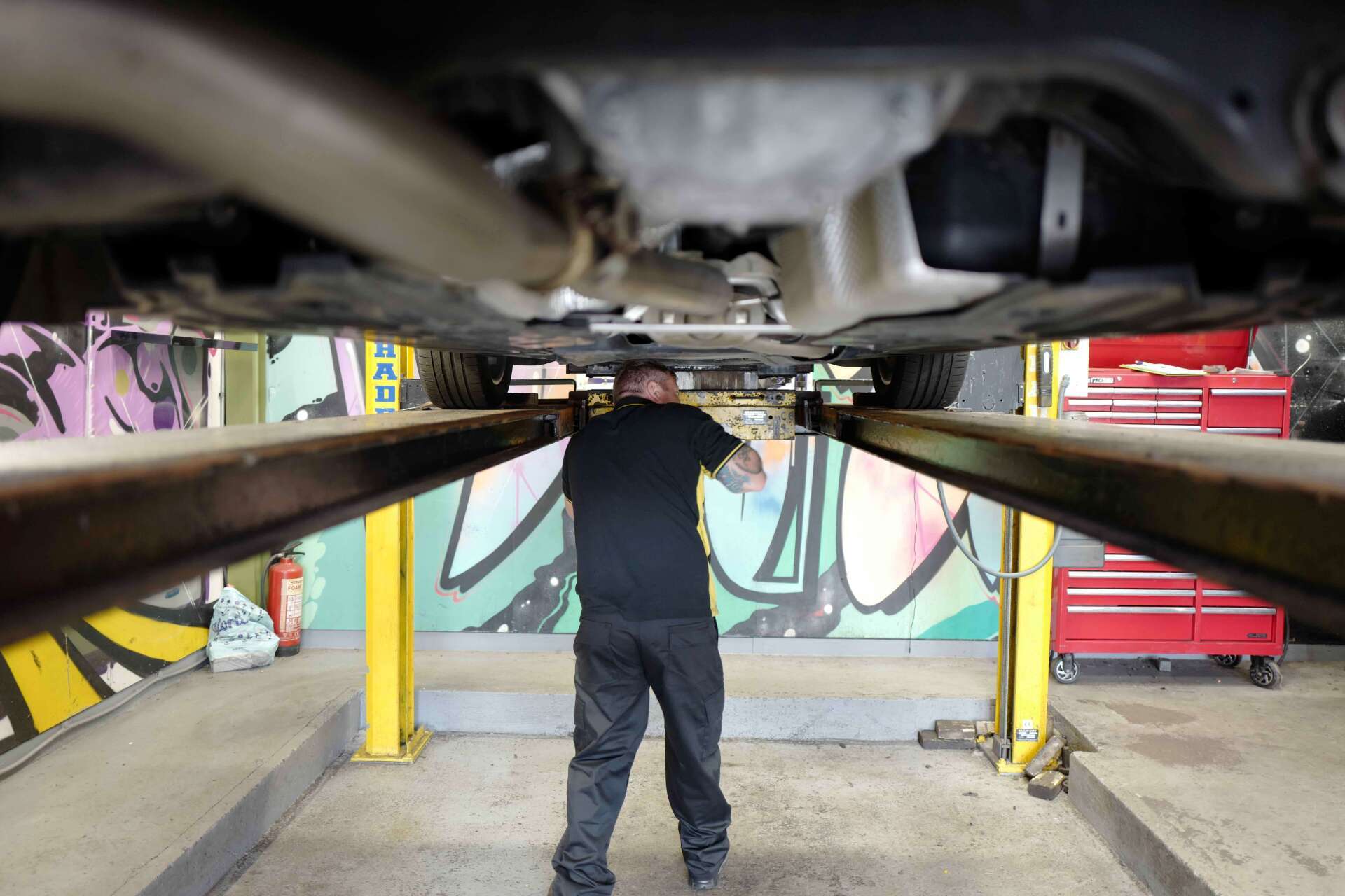 Mechanic carrying out an MOT