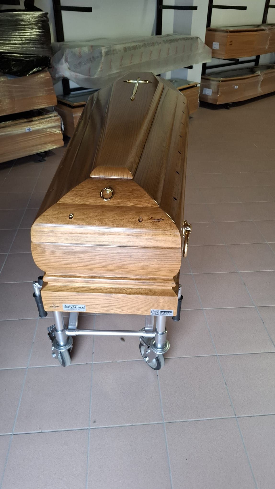 Bara di legno su ruote metalliche in un magazzino, vista dall'estremità inferiore.