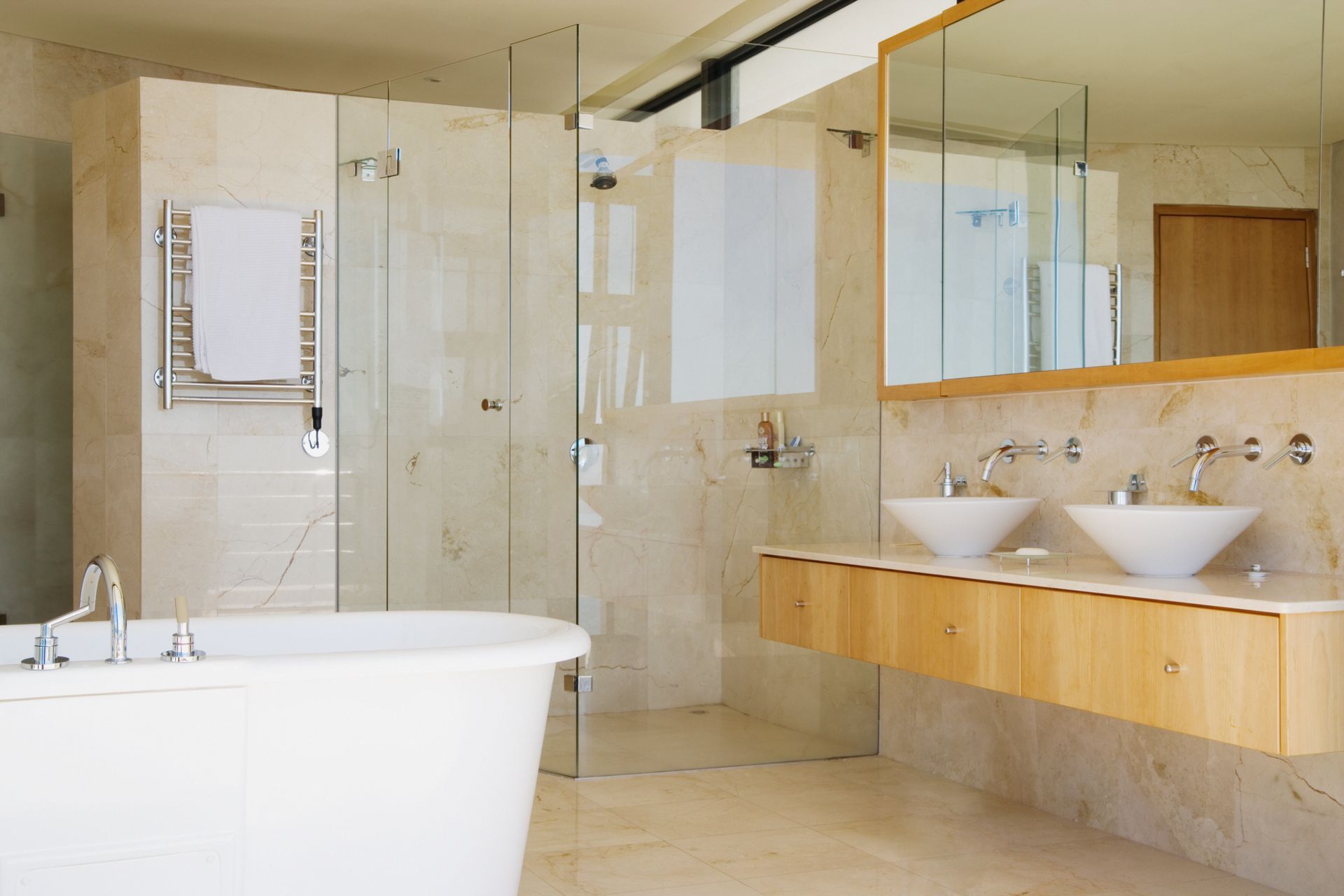 A bathroom with a bathtub and two sinks