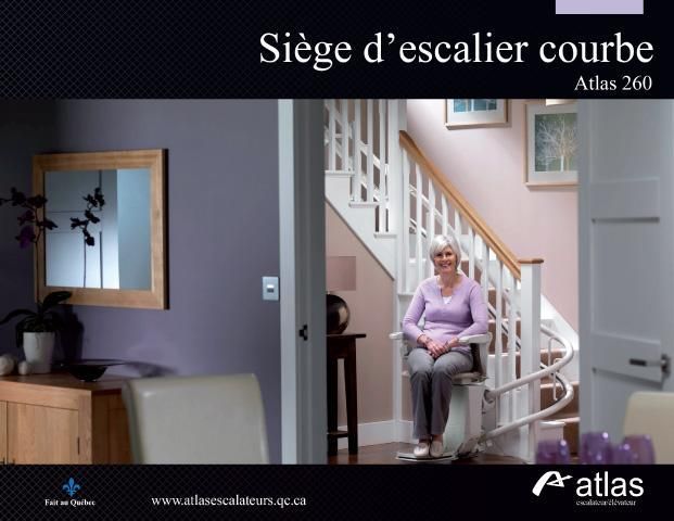Femme assise sur un escalier en colimaçon dans un couloir lumineux, avec une rampe blanche et un miroir mural.