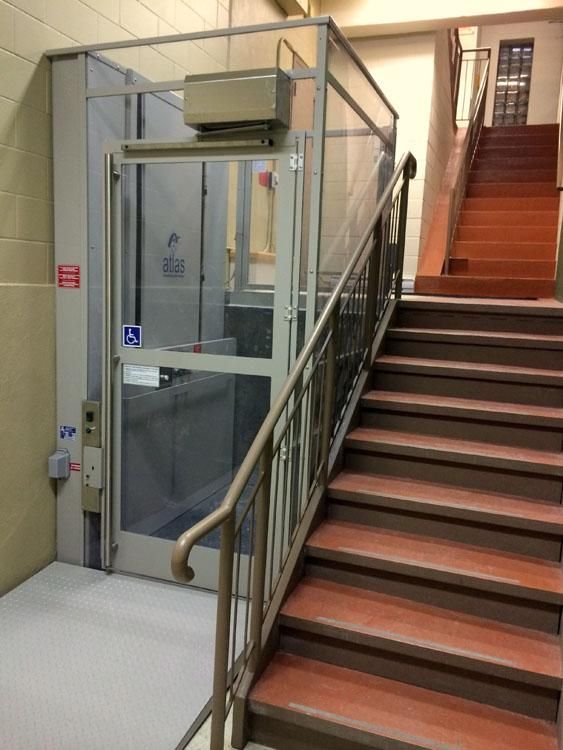 Monte-escalier fermé à côté d'un escalier dans un couloir d'immeuble