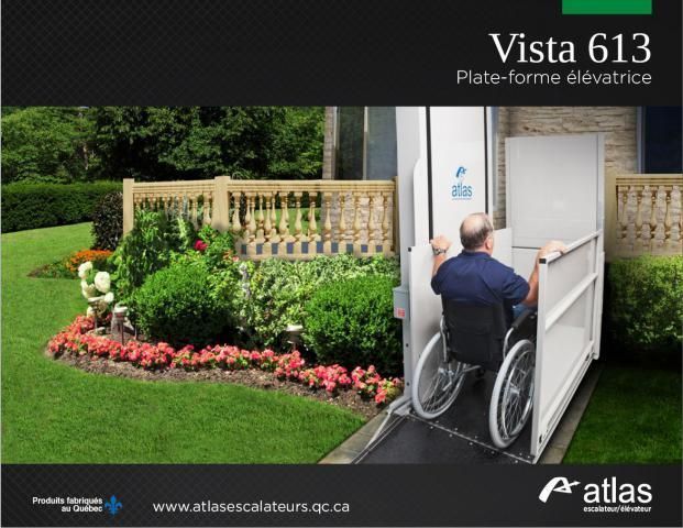 Une personne en fauteuil roulant entre par une porte blanche donnant sur un jardin paysager, avec l'inscription « Vista 613 » au-dessus.
