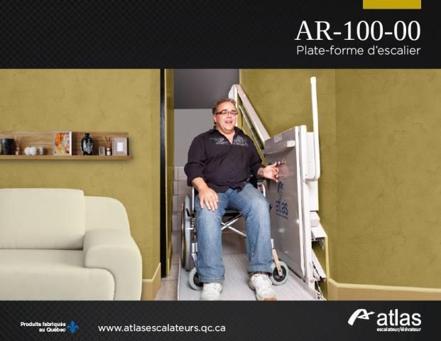 Un homme utilise un monte-escalier dans un escalier étroit d'une maison, avec le texte AR-1000 et le logo Atlas.