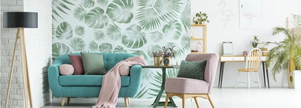 Wie sie mit außergewöhnlichen Tapeten Akzente setzen Couch und Sessel vor Wand mit Pflanzenmuster