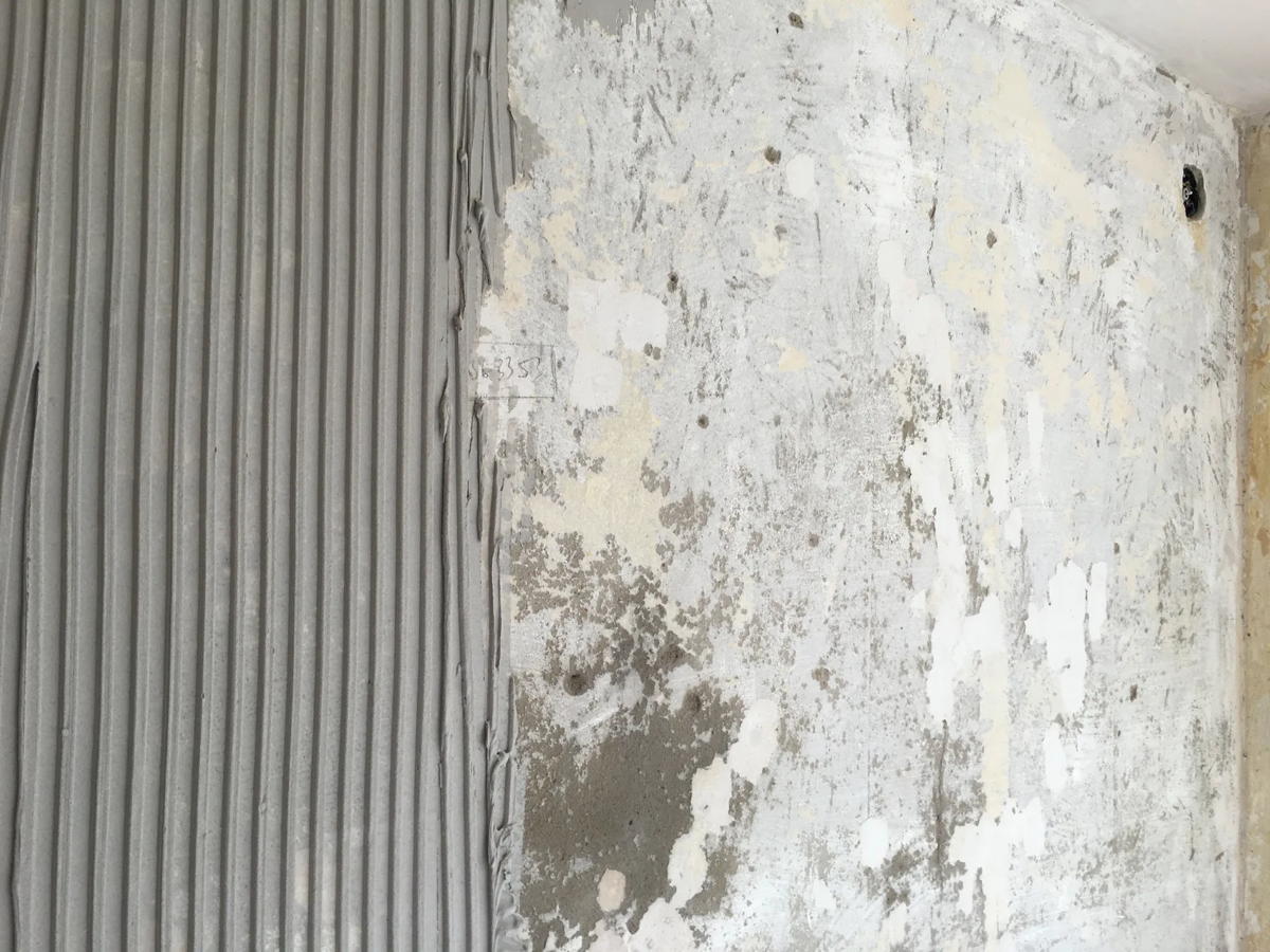 Weiße halb verputzte Wand