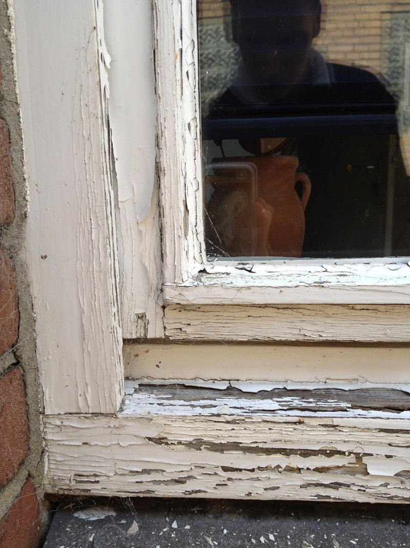 Fensterrahmen mit abblätternder Farbe