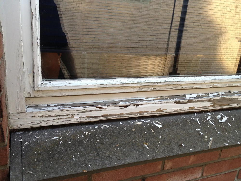Fenster mit abblätternder Farbe am Rahmen