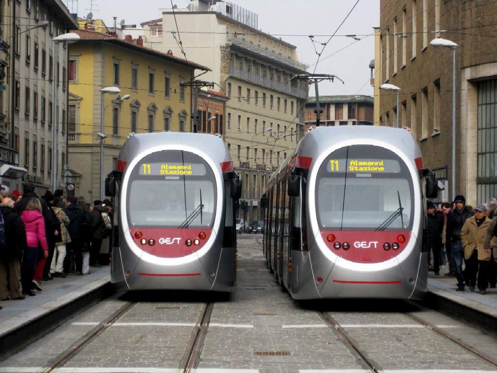 Dos carros con el número 11 en el frente