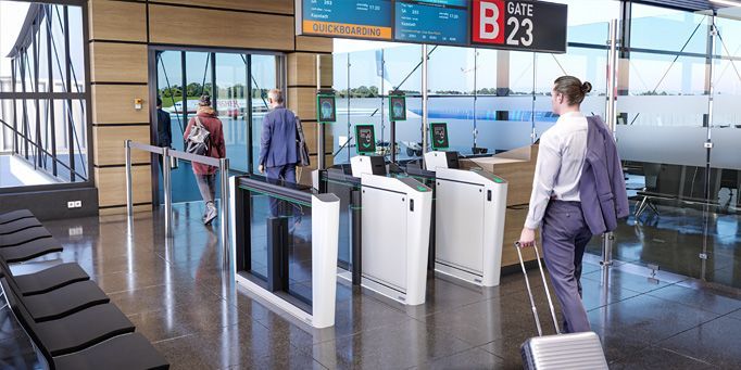 Un hombre camina por un aeropuerto con una maleta.