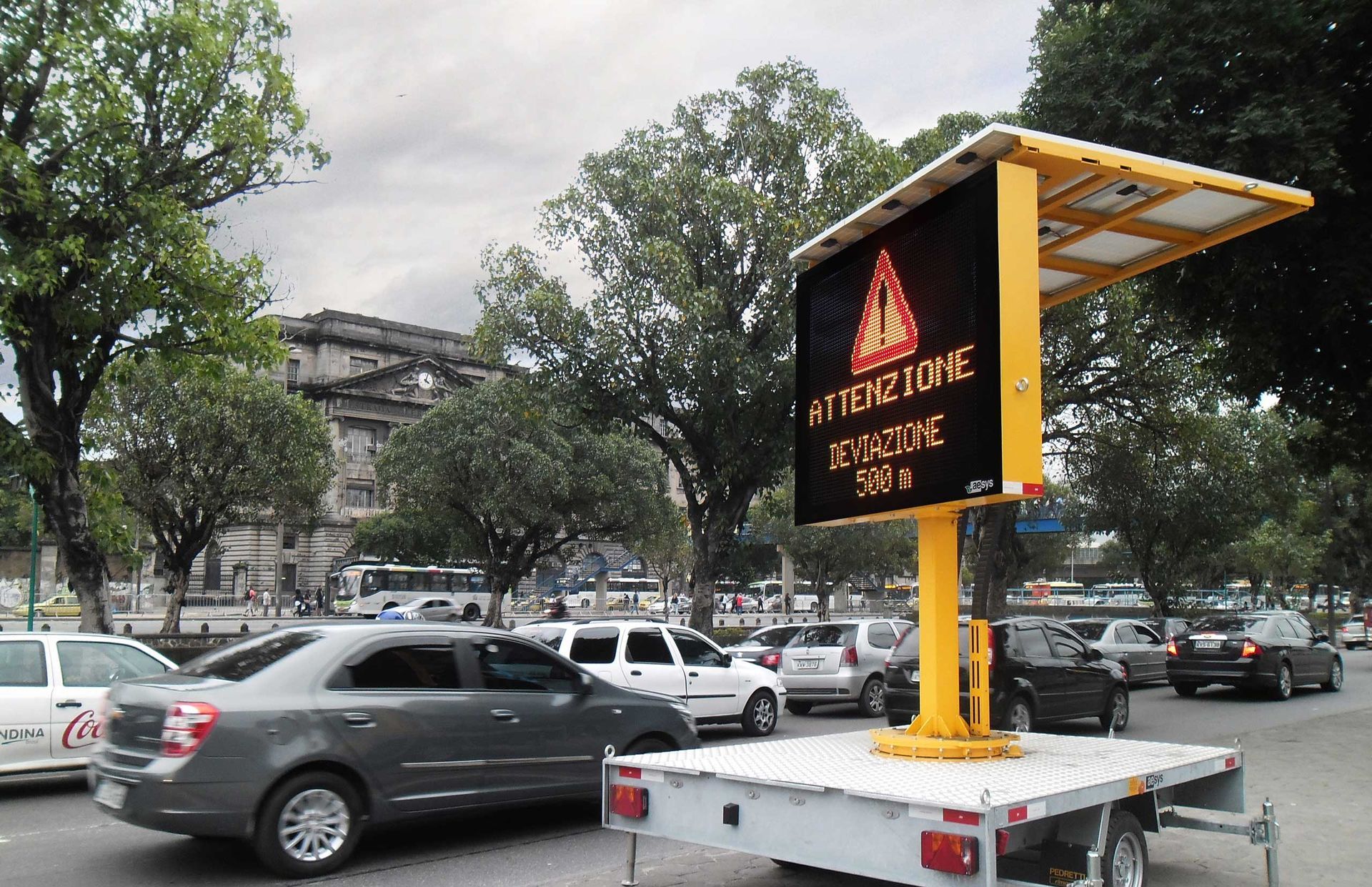 Un coche pasa por delante de un cartel que dice 