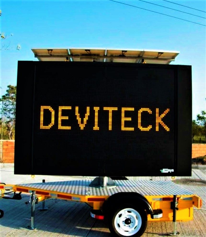 Una pantalla grande en un tráiler que dice devitech