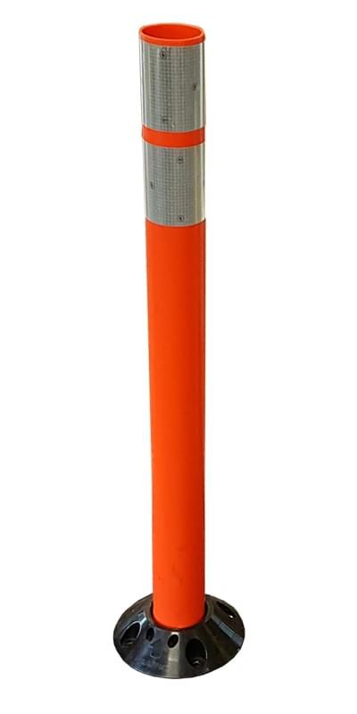 Un poste de tráfico naranja con una base negra sobre un fondo blanco.