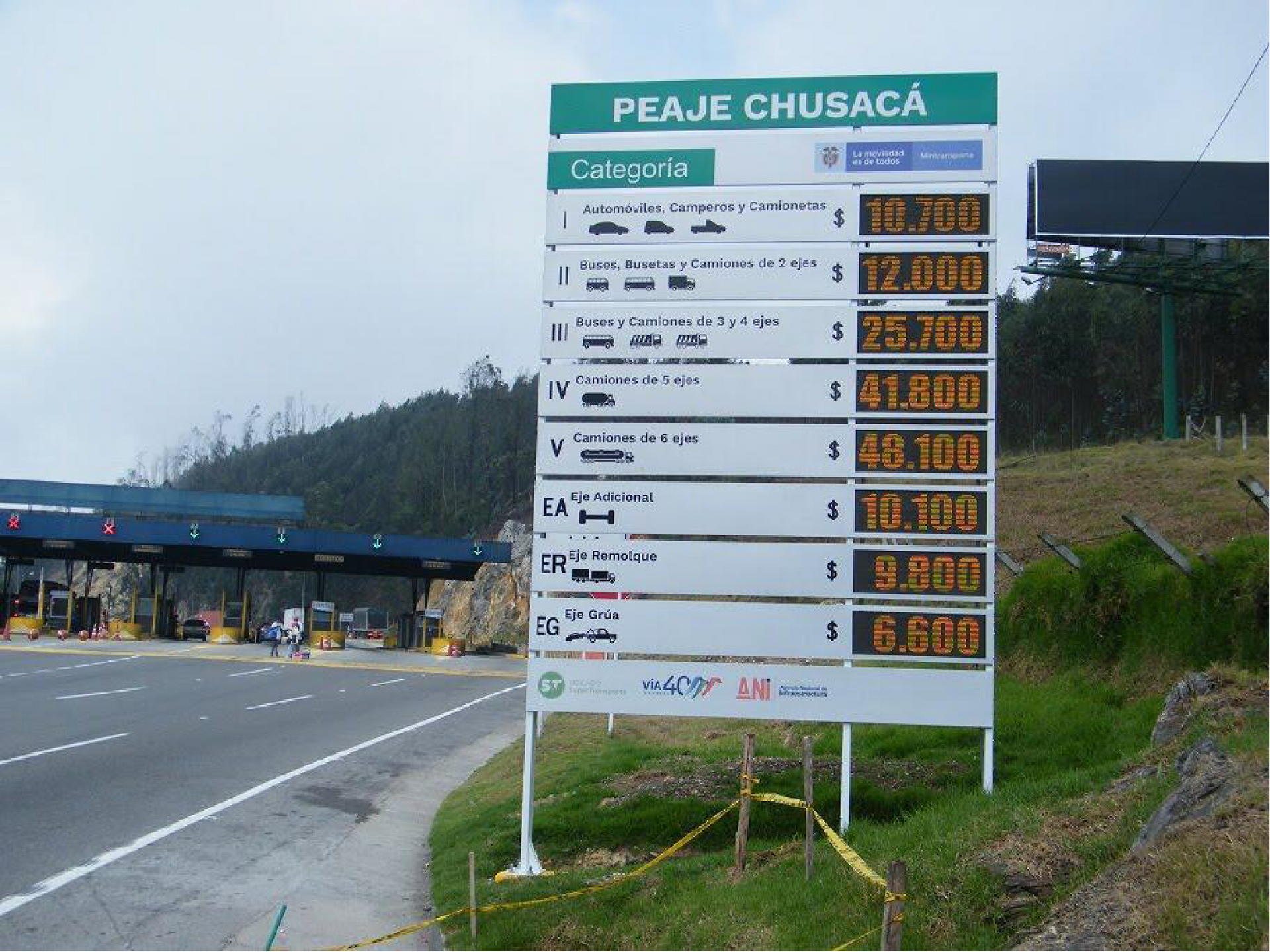Un cartel que tiene la palabra peaje.
