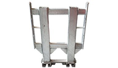 Un marco de metal con una escalera unida a él sobre un fondo blanco.