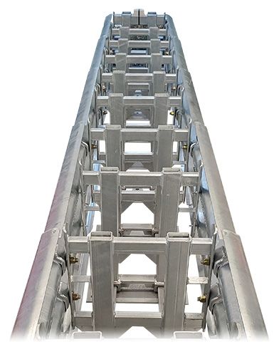 Un primer plano de una escalera de metal sobre un fondo blanco.